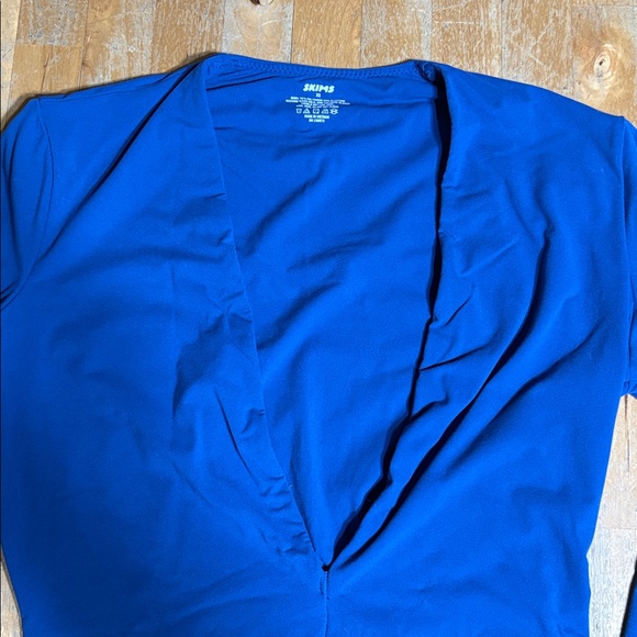 SKIMS long sleeve plunge bodysuit - Picture 3 of 5